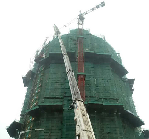 松滋吊车在工地上作业